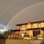 Haus beim Bau mit Regenbogen